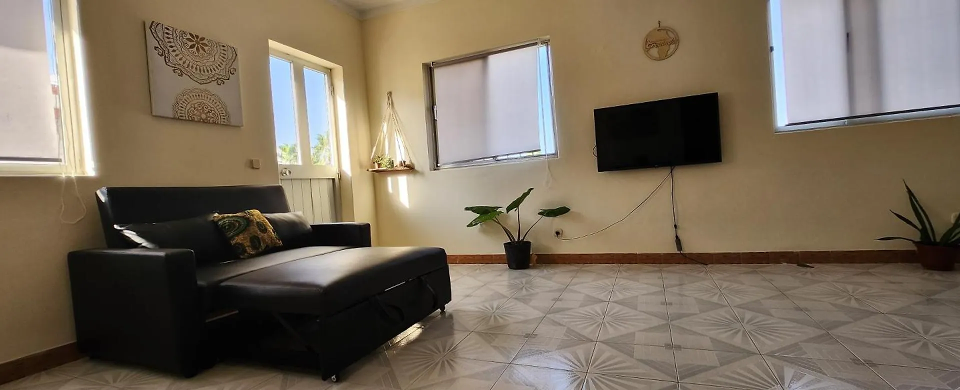 Hostel No Cash Accepted-Meeting Point Hostel- Praia, Also In Tarrafal & Fogo
